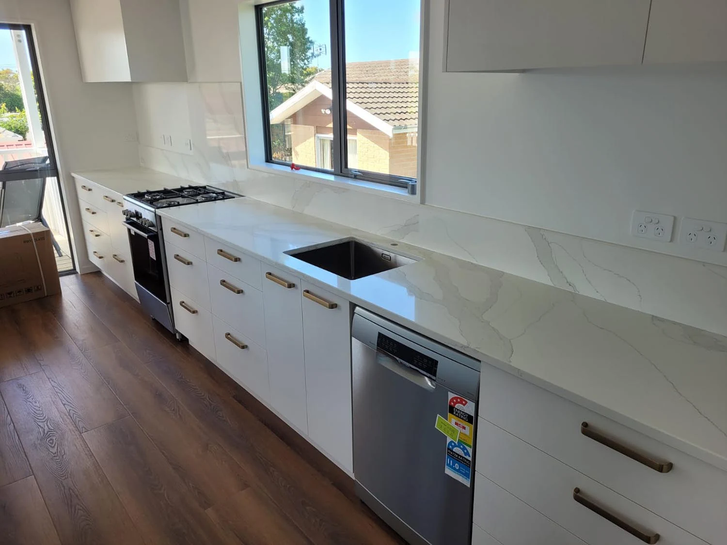 Golden Calacatta zero silica quartz — application 1